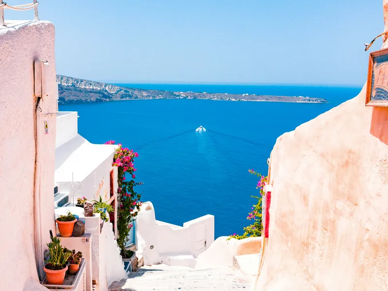 Maisons blanches et mer Égée