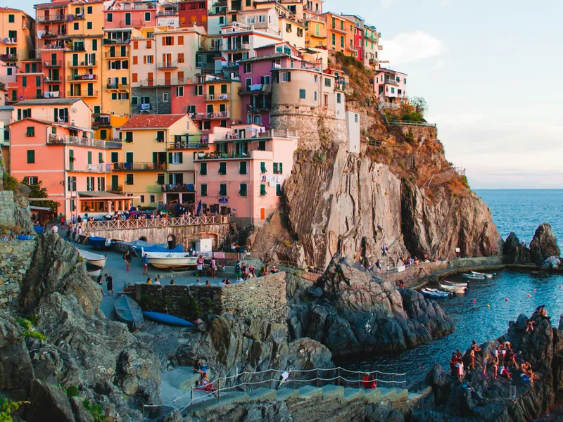 Village coloré sur falaise en bord de mer