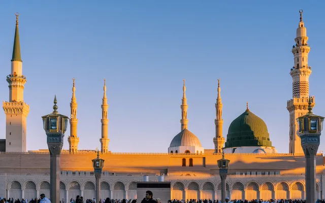 Cour de mosquée éclairée au crépuscule