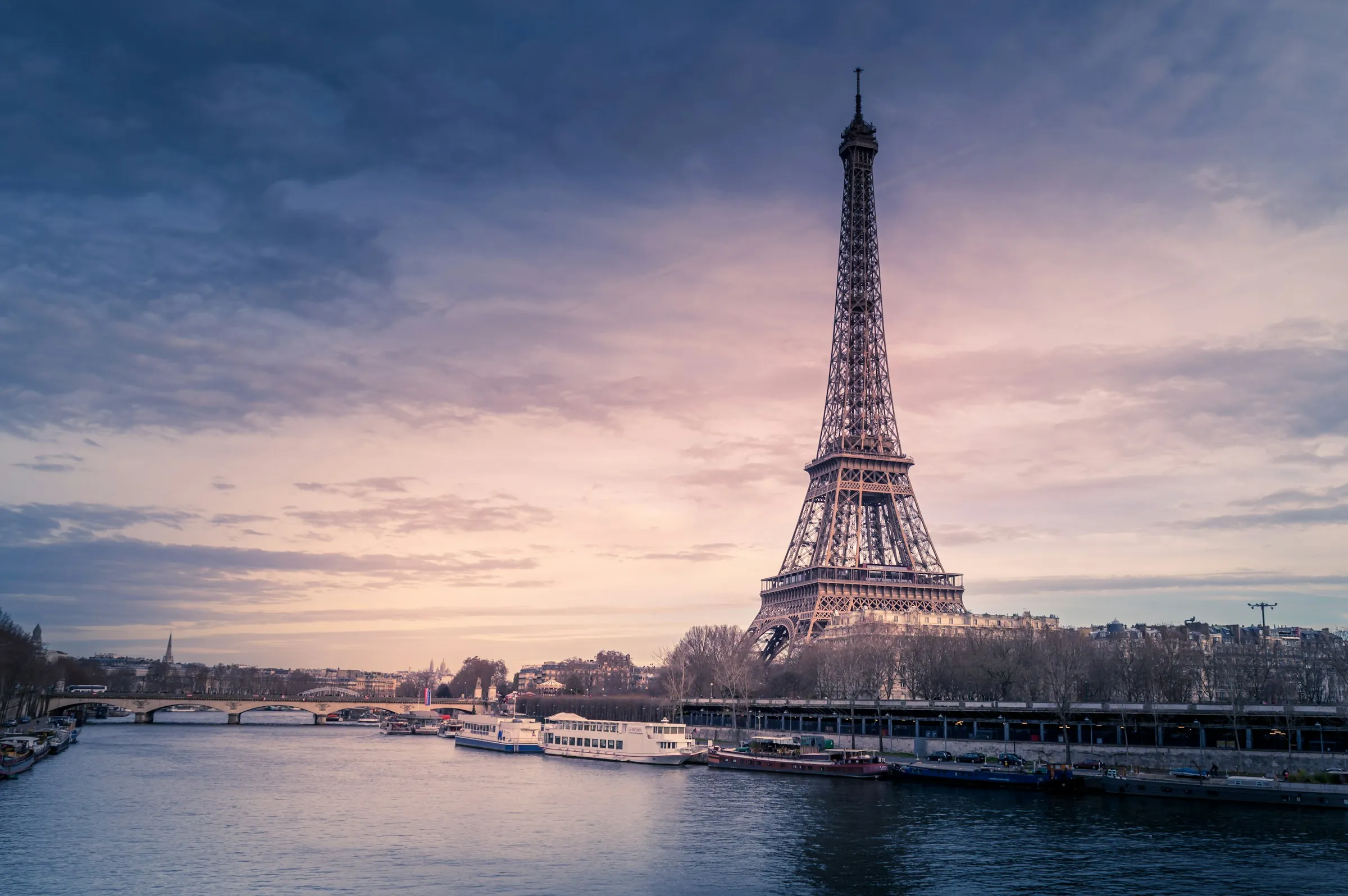 Tour Eiffel et ciel nuageux à Paris