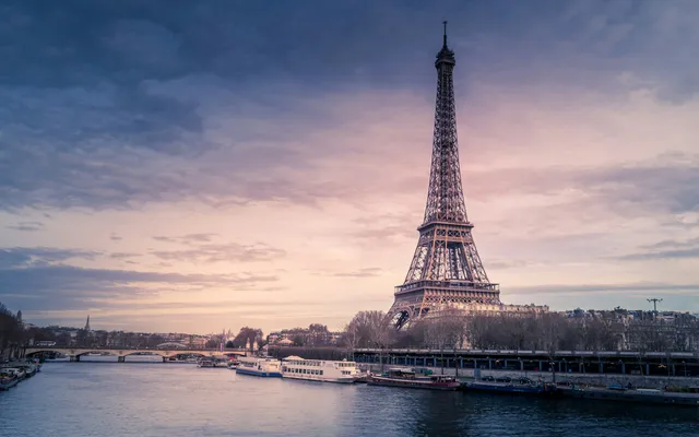 Tour Eiffel et ciel nuageux à Paris