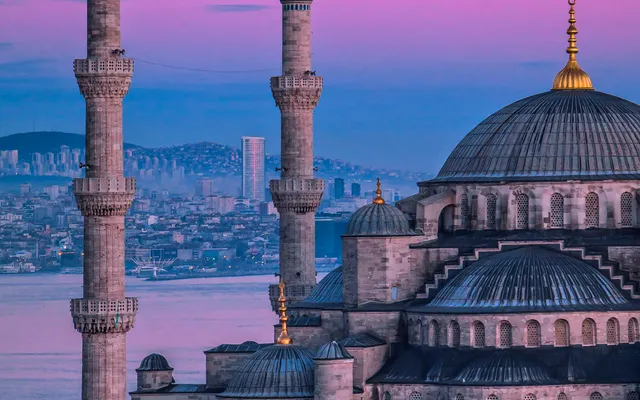 Skyline d’Istanbul avec mosquée et rivière